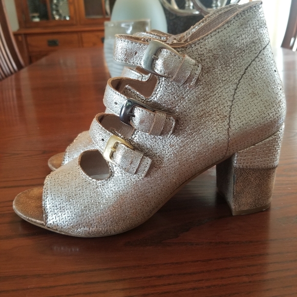 Unity in Diversity Metallic Open-toe Heel - Picture 2 of 9